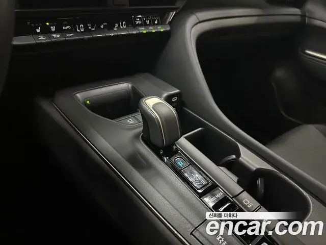 Toyota Crown Crossover 2023 — Photo 2/19