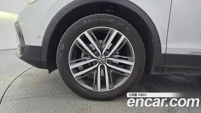 Volkswagen Tiguan 2022 — ფოტო 16/20