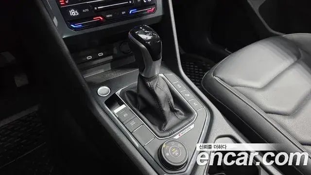 Volkswagen Tiguan 2022 — ფოტო 20/20