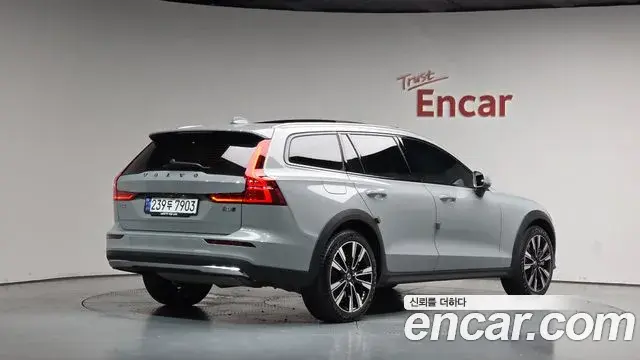 Volvo V60 Cross Country 2025 — Şəkil 28/39