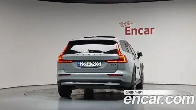 Volvo V60 Cross Country 2025 — Şəkil 16/39