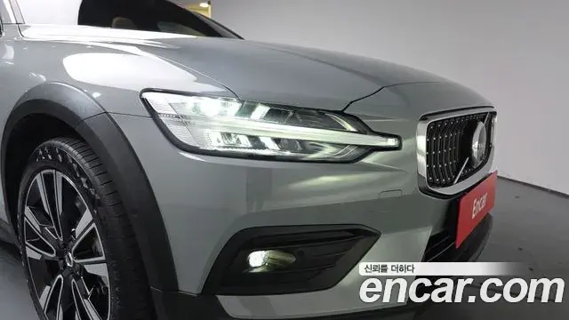 Volvo V60 Cross Country 2025 — Şəkil 19/39