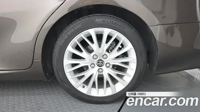 Toyota Camry 2019 — Photo 17/32