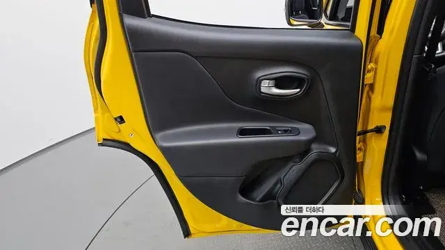 Jeep Renegade 2023 — Şəkil 29/34