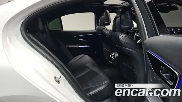 Mercedes-Benz C-Class 2025 — Photo 12/20