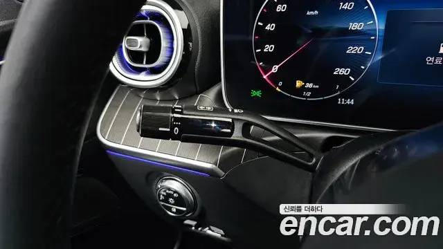 Mercedes-Benz C-Class 2025 — Photo 15/20