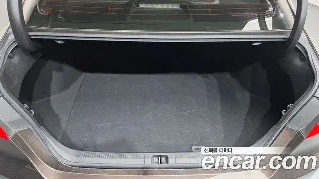 Toyota Camry 2019 — Photo 17/20
