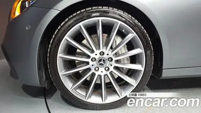 Mercedes-Benz E-Class 2022 — Photo 4/20
