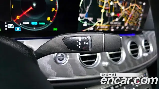 Mercedes-Benz E-Class 2022 — Photo 7/20