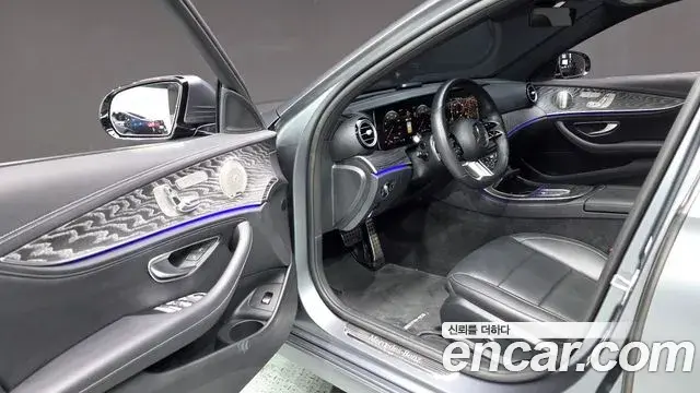 Mercedes-Benz E-Class 2022 — Photo 8/20