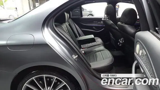 Mercedes-Benz E-Class 2022 — Photo 11/20