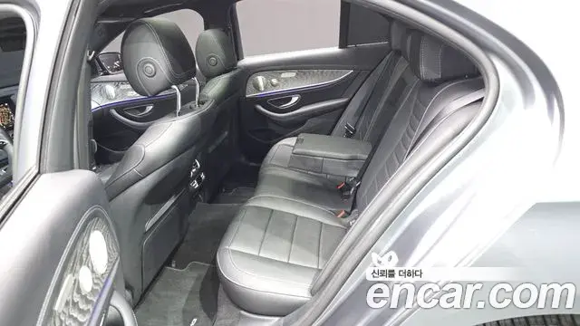 Mercedes-Benz E-Class 2022 — Photo 12/20