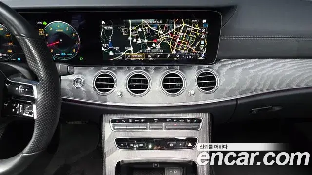 Mercedes-Benz E-Class 2022 — Photo 13/20