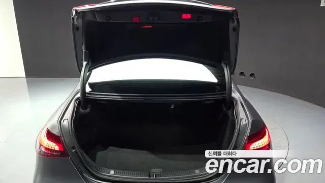 Mercedes-Benz E-Class 2022 — Photo 19/20