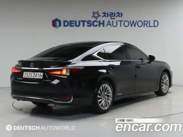Lexus ES300h 2020 — Photo 1/19