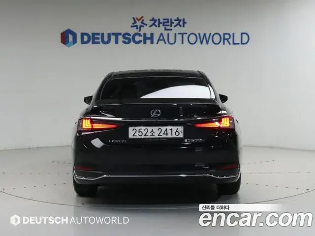 Lexus ES300h 2020 — Photo 3/19