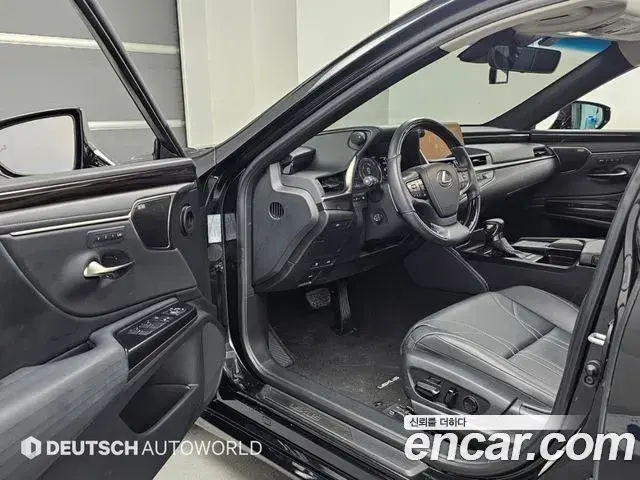 Lexus ES300h 2020 — Photo 7/19