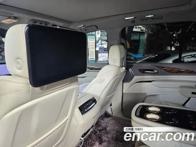 Cadillac Escalade 2023 — Фото 10/20