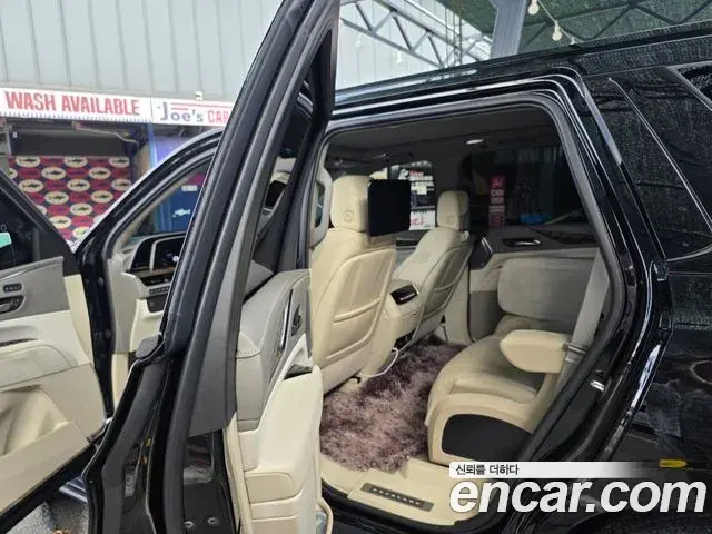 Cadillac Escalade 2023 — Фото 11/20