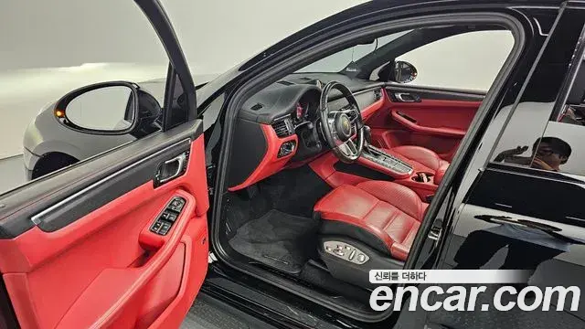 Porsche Macan 2020 — Фото 10/20