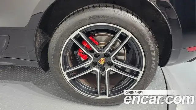 Porsche Macan 2020 — ფოტო 23/31