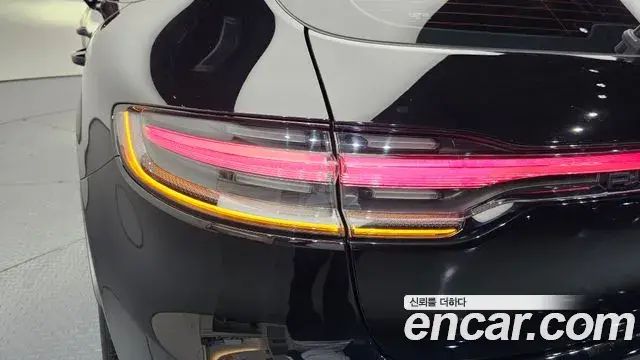 Porsche Macan 2020 — ფოტო 26/31