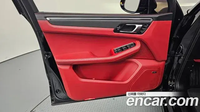 Porsche Macan 2020 — ფოტო 25/31
