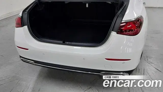 Mercedes-Benz E-Class 2025 — Фото 11/17