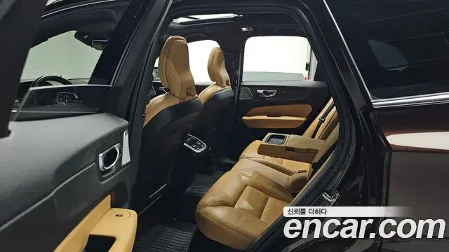 Volvo XC60 2021 — Фото 11/20