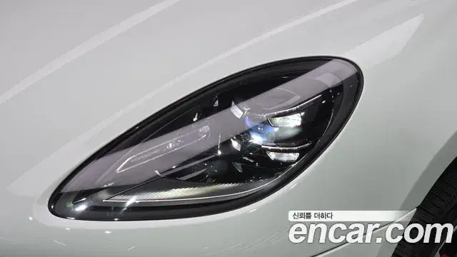 Porsche Macan 2022 — Photo 9/32