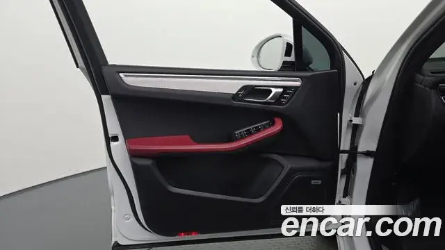 Porsche Macan 2022 — Photo 25/32