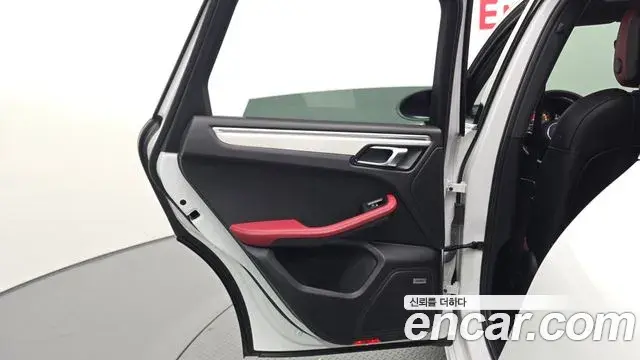 Porsche Macan 2022 — Photo 30/32