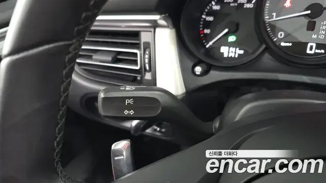 Porsche Macan 2022 — Photo 16/32