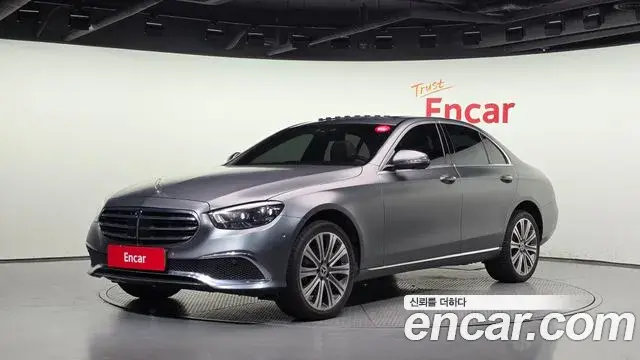 Mercedes-Benz E-Class 2023 — Photo 1/20