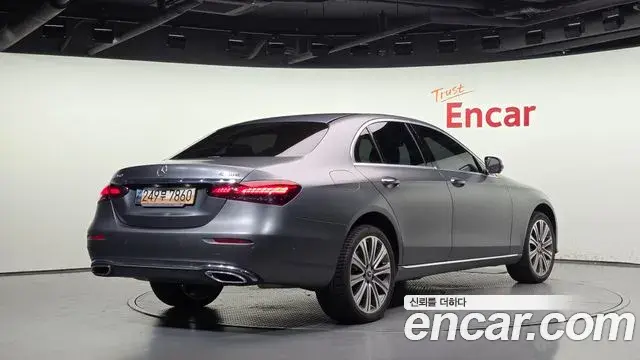 Mercedes-Benz E-Class 2023 — Photo 2/20