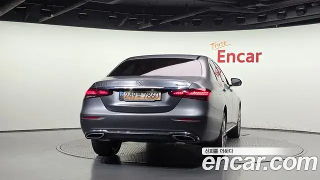 Mercedes-Benz E-Class 2023 — Photo 4/20