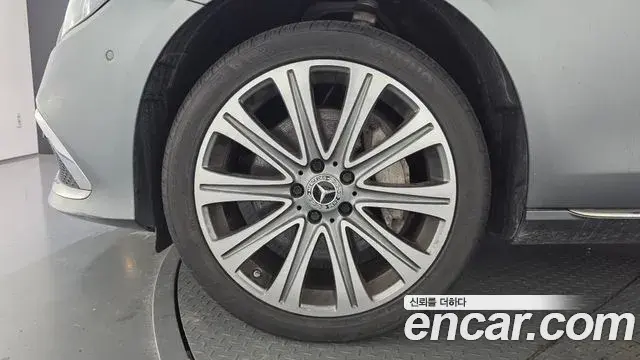 Mercedes-Benz E-Class 2023 — Photo 5/20