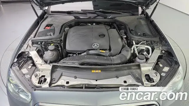 Mercedes-Benz E-Class 2023 — Photo 6/20
