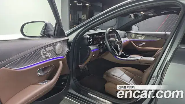 Mercedes-Benz E-Class 2023 — Photo 10/20