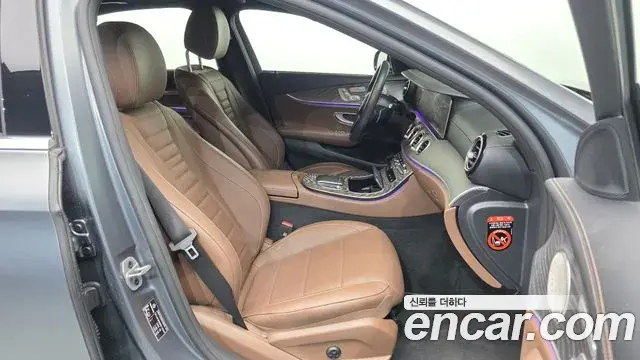 Mercedes-Benz E-Class 2023 — Photo 11/20