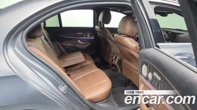 Mercedes-Benz E-Class 2023 — Photo 12/20