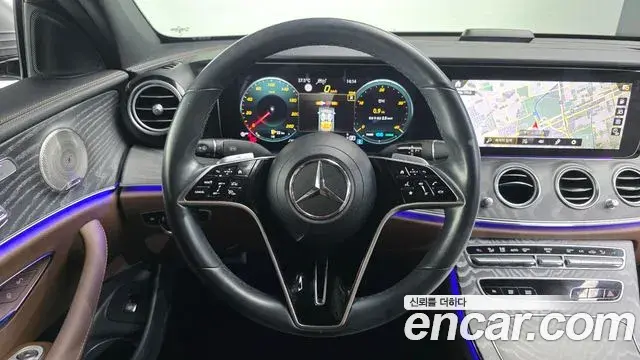 Mercedes-Benz E-Class 2023 — Photo 13/20