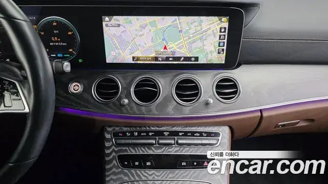 Mercedes-Benz E-Class 2023 — Photo 14/20