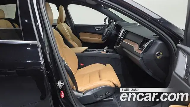 Volvo XC60 2022 — Şəkil 30/34