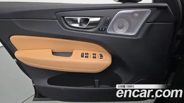 Volvo XC60 2022 — Şəkil 13/34