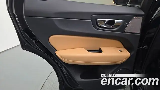 Volvo XC60 2022 — Şəkil 23/34