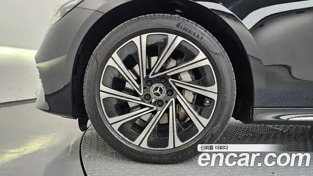 Mercedes-Benz E-Class 2024 — Photo 5/20