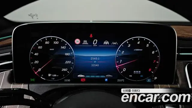 Mercedes-Benz E-Class 2024 — Photo 8/20
