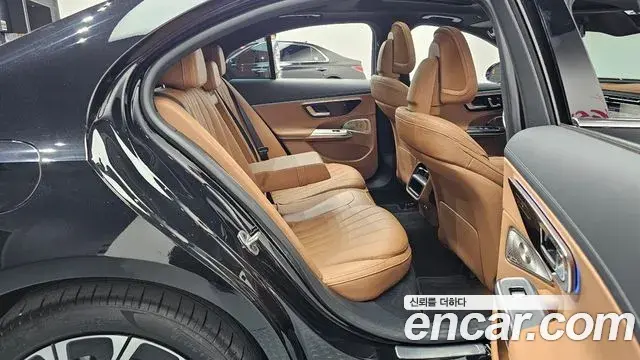 Mercedes-Benz E-Class 2024 — Photo 11/20