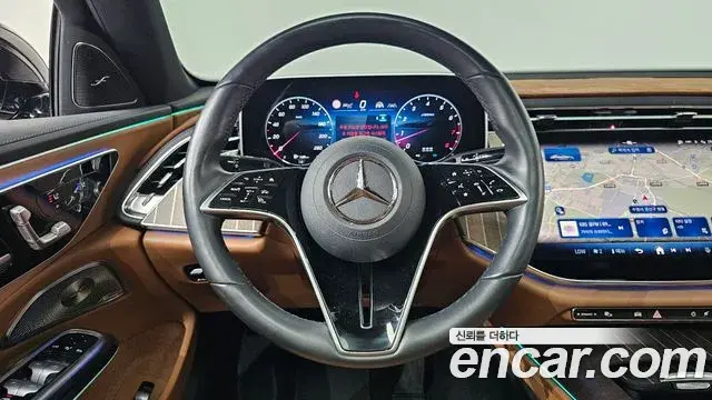 Mercedes-Benz E-Class 2024 — Photo 12/20